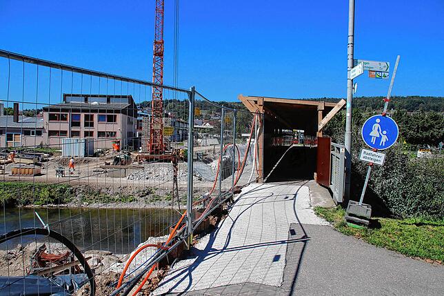 Nur der Steg für Radfahrer und Fußgänger (rechts) steht noch, der Rest der Wutachbrücke wurde abgerissen und wird nun neu gebaut. Im Mai ...