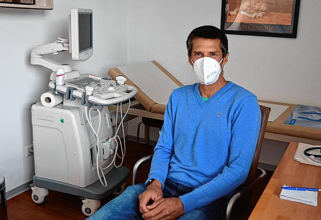 Angst verbreiten, wäre unangemessen: Internist Burkhard Hole aus Markdorf setzt auf die Impfung und auf gut wirksame Medikamente ...