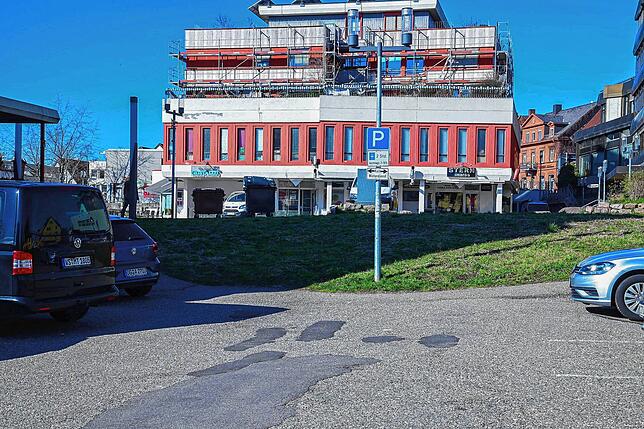 Wo heute noch Fahrzeuge parken, wird im Sommer mit den Arbeiten zur neuen Tiefgarageneinfahrt begonnen.
