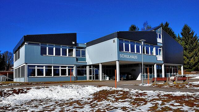 Das Dach des Schulhauses (Bild), die Wasserversorgung und viele weitere Projekte will die Gemeinde Höchenschwand in diesem Jahr angehen. ...