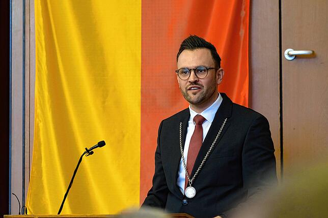 Bürgermeister Johannes Henne (oben links) benennt Erfolge und Herausforderungen der Kommunalpolitik die stellvertretende Bürgermeisterin ...