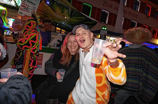Bild 6: Narrenvolk vergnügt sich auf der Festmeile in der Waldshuter Kaiserstraße - unsere Bildergalerie