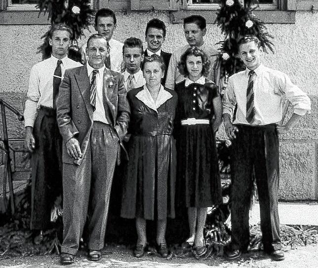 Die Familie Thoma im Obermoos in Säckingen 1955: In der 1. Reihe rechts steht Walter