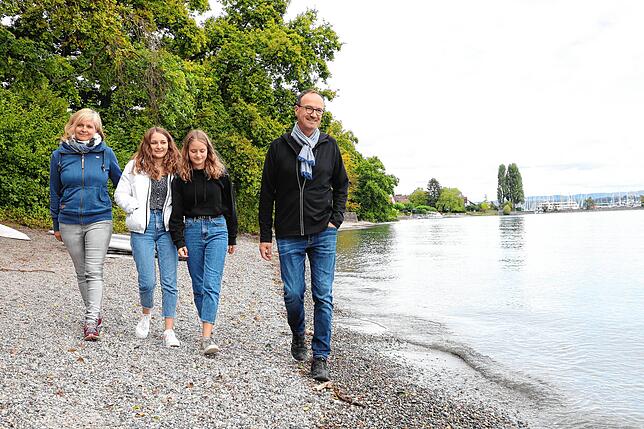 Spaziergang mit der Familie: (von links) Karin Auchter, Johanna, Amelie, Uli Burchardt