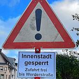 An der Schulhausstraße weist dieses Schild auf die Innenstadtsperrung hin. Es befindet sich einige Meter hinter dem Zollkreisel, weshalb ...