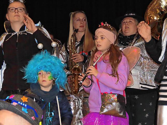 Traditionell begleitet die Stadtmusik den Kinderumzug. Auf der Hauptstraße sind händeweise Lakritz und gelierte bunte Zuckerbären ...