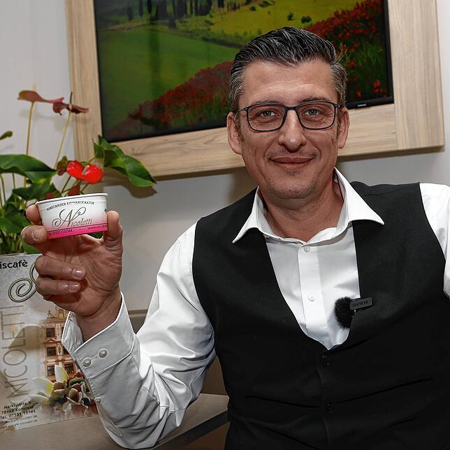 50 Cent Verpackungssteuer auf einen Eisbecher. Alfredo Nicoletti vom Eiscafé Nicoletti ist geschockt, denn die jährliche Steuersumme ist ...