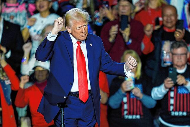Ein Tänzchen in Ehren: Präsident Trump nach einer Rede über die Wirtschaft.