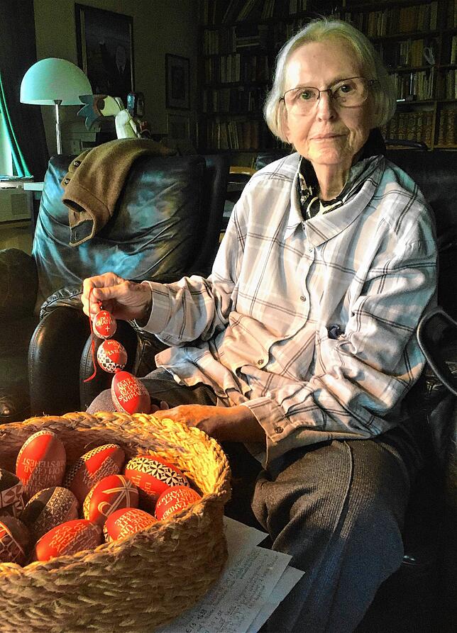 Doris Epple mit ihren kunstvollen Ostereiern, kurz bevor sie 2020 im Alter von 89 Jahren starb. (Archivbild)