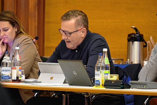 Alexander Mohr trägt die Vorschläge der CDU vor.