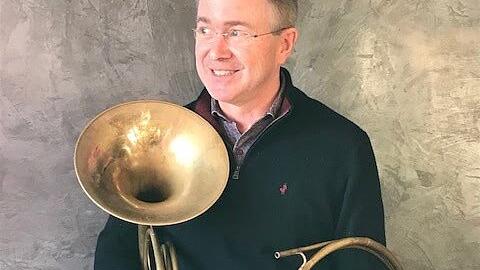Philharmonie-Hornist Andrew Hale bevorzugt für Mozart ein ventilloses Instrument.