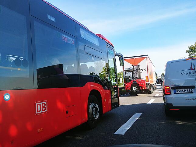 Bild 1: Staualarm rund um Friedrichshafen: Die Sperrung der B&nbsp;31 sorgt für Verkehrschaos und Stillstand