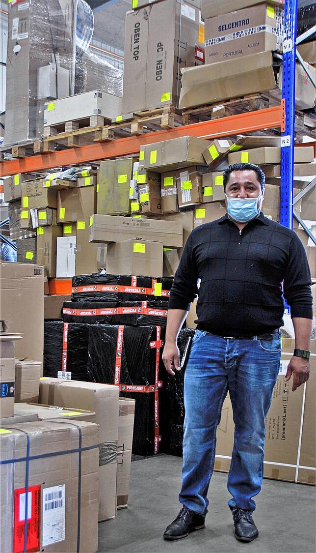 Der Herr der Paketberge. Fuat Bulut, Geschäftsführer des europaketshop.ch, muss 26.000 Sendungen an die Frau und den Mann bringen. Diese ...