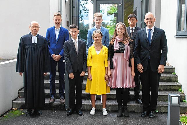 Sechs Jugendliche wurden in der dritten Konfirmations-Zeremonie in der evangelischen Stadtkirche Bad Säckingen von Gemeindepfarrer ...