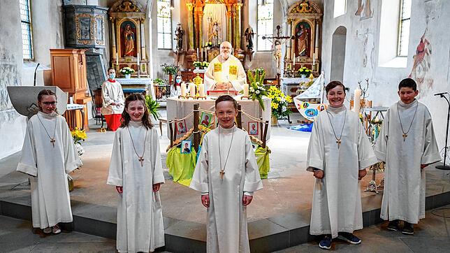 Fünf Kinder gingen in der zweiten Gruppe in Denkingen zum Tisch des Herren.