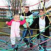 Steffen und Katharina Kaiser (hinten von links) sind nach dem Tod ihres Sohnes Ludwig mit ihrer Tochter Charlotte (vorne) zur Reha für ...