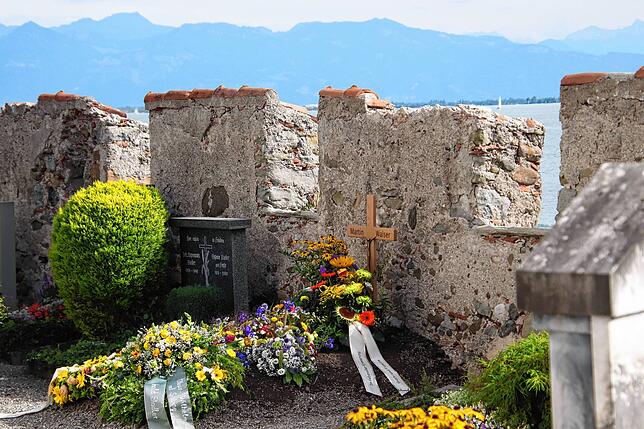 Nach der Beisetzung von Martin Walser: In diesem Grab ruht der Schriftsteller aus Überlingen, der an seinem Geburtsort Wasserburg ...