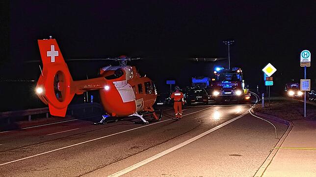 Ein Hubschrauber an der Unfallstelle.
