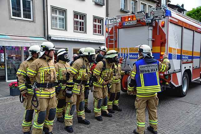 Die Gruppenführer informieren ihren Trupp über die Situation im Gebäude und verteilen die Aufgaben.