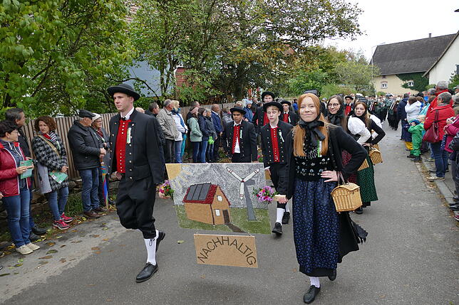 Bild 19: Tausende bejubeln beim Umzug des Kreiserntedankfestes die Leistung der Jugendlichen