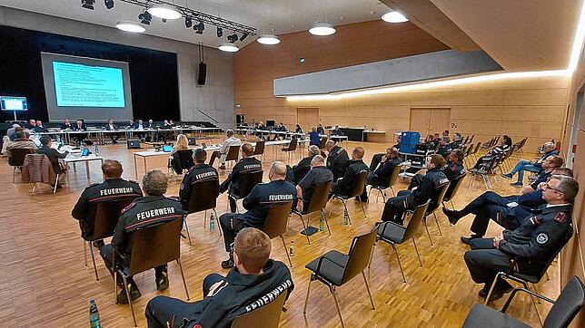 Den Stadträten präsentiert die Feuerwehr &ndash; wie hier zuletzt im Ausschuss Anfang Mai &ndash; erfolgreich ihren Entwicklungsplan. ...