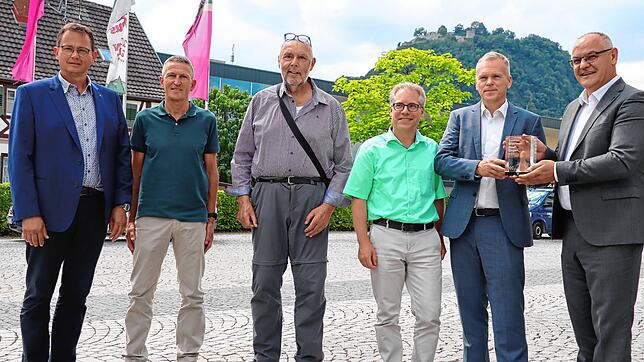 Cengiz Temur von Lila-Connect erläutert Thomas Mügge und Oliver Rahn von der Stadtverwaltung sowie den Ortsvorstehern Roland Mayer aus ...