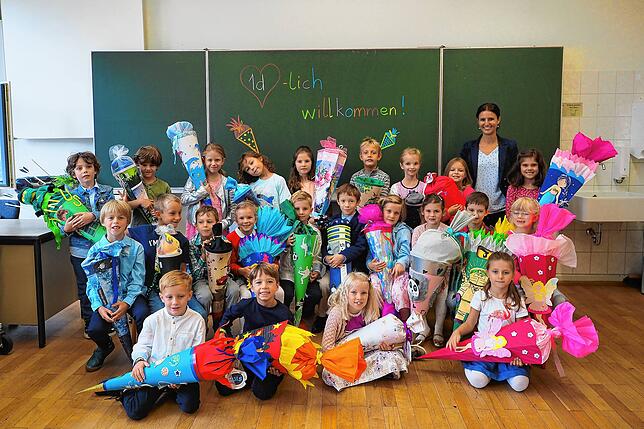 Klasse 1d: Die Erstklässler mit Klassenlehrerin Nora Angele.