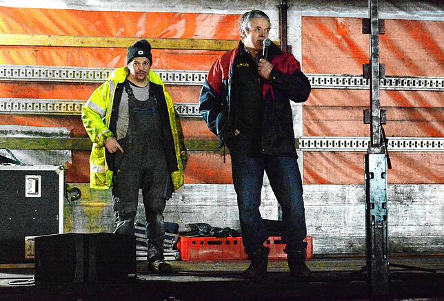 Oswald Tröndle, BLHV-Kreisvorsitzender (links), und Gabriel Anderhuber von den Jungbauern erläuterten die Hintergründe für den Protest ...
