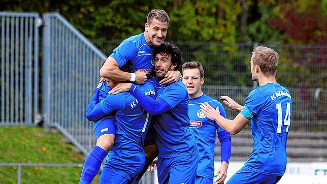 Ein Bild, das an glorreichere Zeiten erinnert: Die Bad Dürrheimer bejubeln 2016 einen Treffer gegen den FC Pfullendorf in der ...