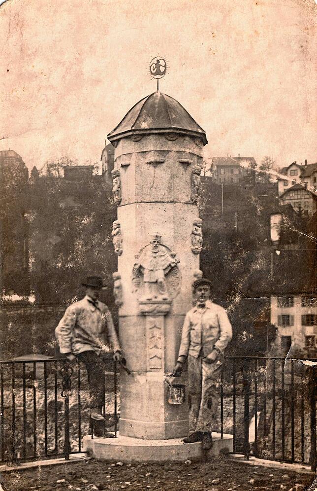 Auf dem Bild zu sehen ist die im Jugendstil gestaltete Nepomuksäule, die sich heute südlich der Hännerwuhr am Uferweg Laufenburger Acht ...