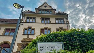 Vor dem Stockacher Amtsgericht musste sich ein 30-Jähriger verantworten. Er machte sich dadurch wegen Schleusung strafbar. (Archivbild ...
