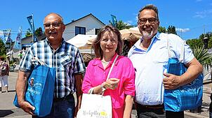 Heinz Gruszka, Christine und Ralf Selbmann haben auf der Südwestmesse eingekauft. Was wohl in ihren Tüten steckt?
