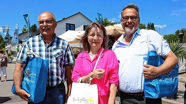 Heinz Gruszka, Christine und Ralf Selbmann haben auf der Südwestmesse eingekauft. Was wohl in ihren Tüten steckt?