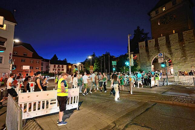 Bild 11: Bis tief in die Nacht stöbern die Trödel-Fans beim Konstanzer 24-Stunden-Flohmarkt