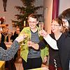 Bundesverdienstkreuz-Trägerin Nicole Thieke nimmt Glückwünsche beim Sektempfang entgegen.