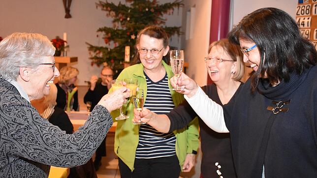 Bundesverdienstkreuz-Trägerin Nicole Thieke nimmt Glückwünsche beim Sektempfang entgegen.