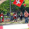 Am Samstagnachmittag sind auf der Kundgebung von Corona-Skeptikern auffällig viele Personen dabei, die eine Schweizer Fahne schwenken.