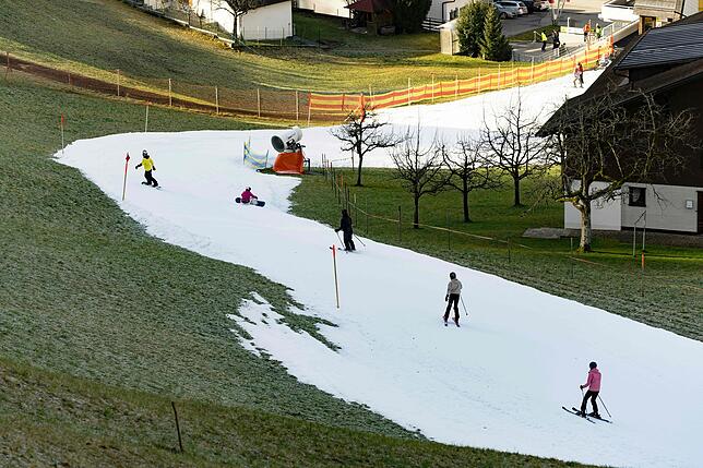 Skifahrer auf einer Kunstschneepiste im österreichischen Schruns