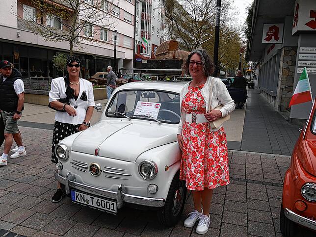 In passendem Outfit präsentierten von links Carmen Hugler aus Überlingen am Ried und Ines Freitag aus Gottmadingen ihre Fiats 600 ...