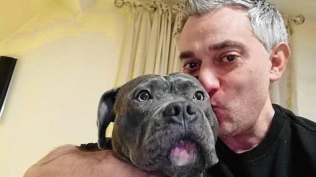 Deis Lo Verde mit seinem „Kampfkuschler“ Liam: Die blutige Attacke durch andere Hunde wirkt auch nach Monaten noch stark nach.