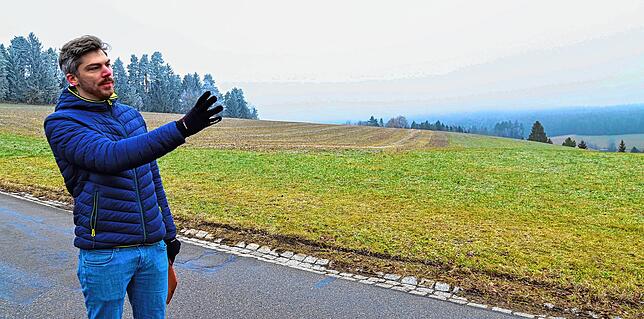 Alexander Babioch, Geschäftsführer des Unternehmens KlarVolt, das den Solarpark bauen will, erläutert die Abstände zur Straße, zum Wald ...