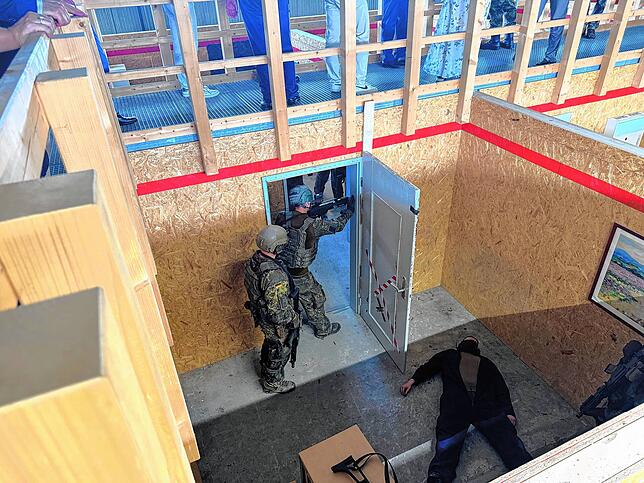 Besucher haben einen fiktiven Häuserkampf verfolgt.