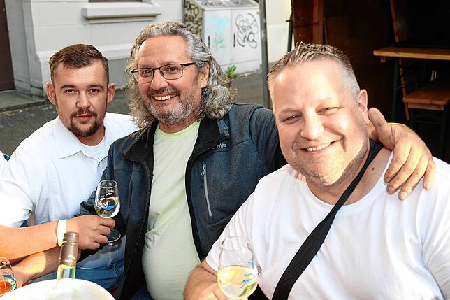 Bild 8: Volle Gläser und beste Stimmung: So ging’s beim Konstanzer Weinfest 2025 weiter