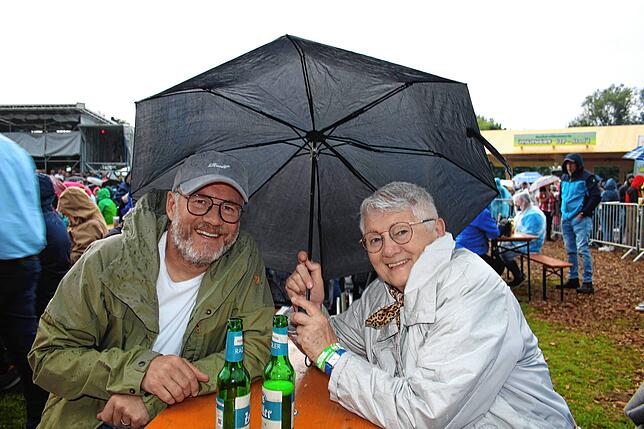 Bild 14: Nasser Auftakt beim Pfullywood-Festival: Spatzen singen auch im Regen