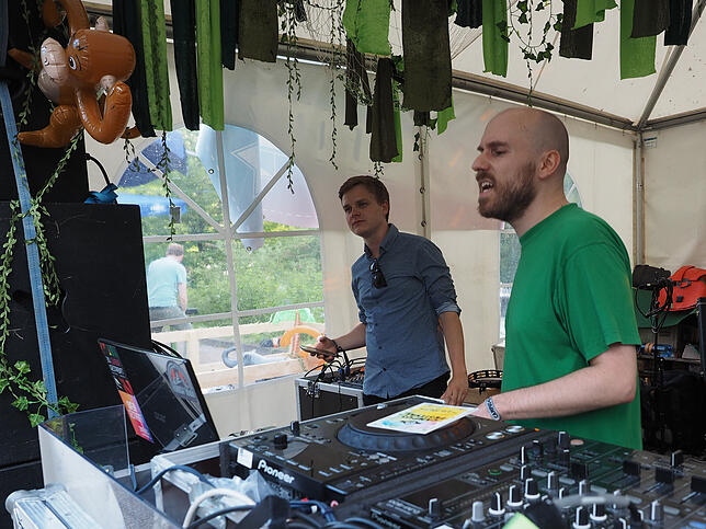 19:39 Uhr: Auch der Klimbim&Firlefanz Stage, eigentlich mehr ein DJ-Pavillon mit vorgelagerter Tanzfläche, wird aufgegelegt.