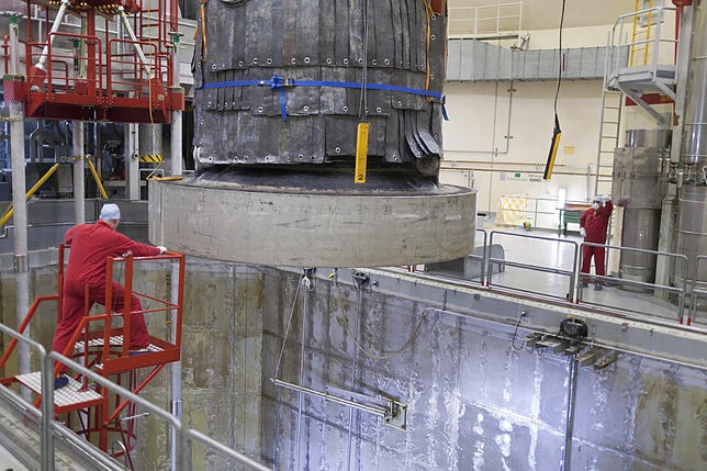 Ein Arbeiter steht neben der Abdeckung von Reaktor zwei im Kernkraftwerk Beznau. Drei Jahre nach der Entdeckung von fast 1000 etwaigen ...