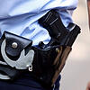 Ein Polizist trägt Handschellen und seine Dienstwaffe bei sich (Symbolbild). In Schaffhausen in der Schweiz hat die Polizei einen ...