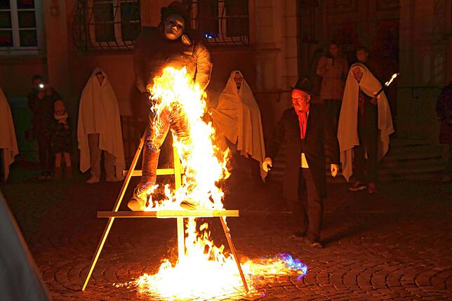 Furioses Ende: Scharfrichter Markus „Mörser“ Müller setzte den Narro in Waldshut am Ende einer glanzvollen Fasnachtszeit in ...