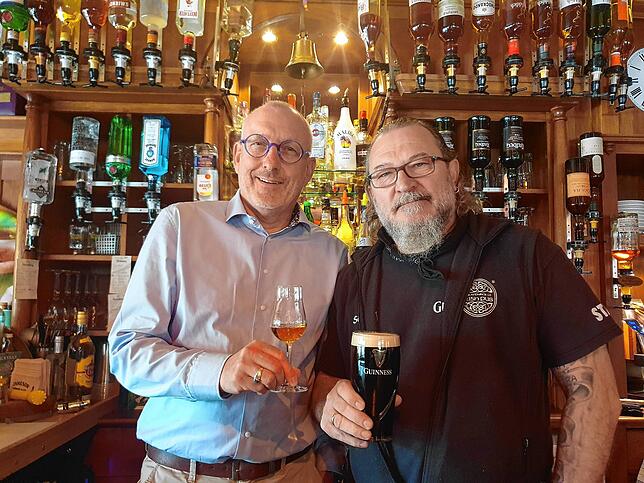 Im Villinger Irish Pub wirken Michael Steiger (links), Initiator und erster „Irish“-Wirt von Villingen, sowie Werner Hergert eng zusammen.