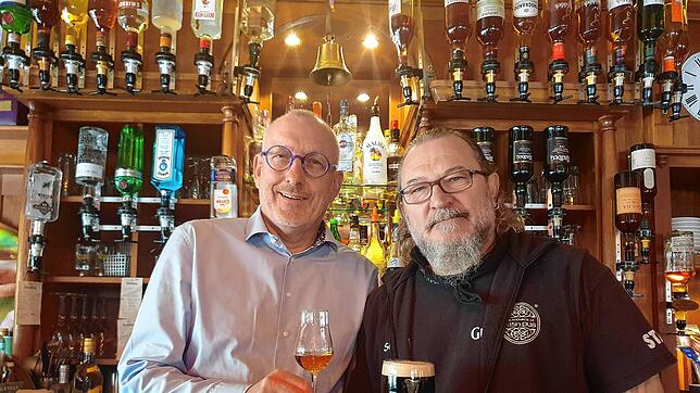 Im Villinger Irish Pub wirken Michael Steiger (links), Initiator und erster „Irish“-Wirt von Villingen, sowie Werner Hergert eng zusammen.
